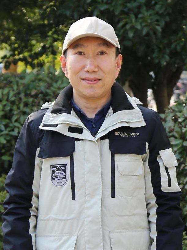 Portrait of Professor Jianwei Zhao from the official university profile